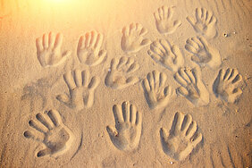 Handabdrücke im Sand